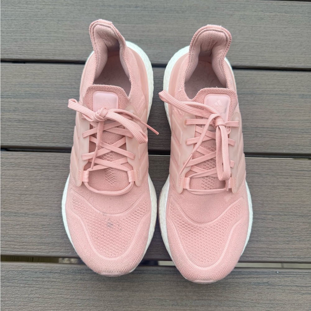Adidas women’s 9.5 ultra boost 22